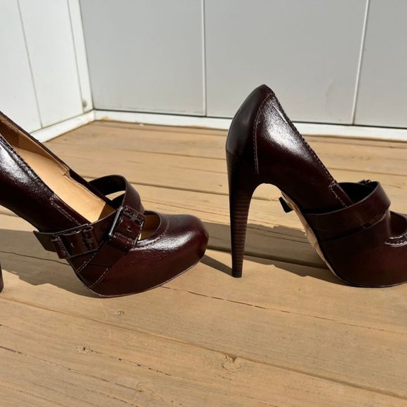 L.A.M.B. Round Toe Leather Cris-Cross Pumps Stilettos - Picture 3 of 6
